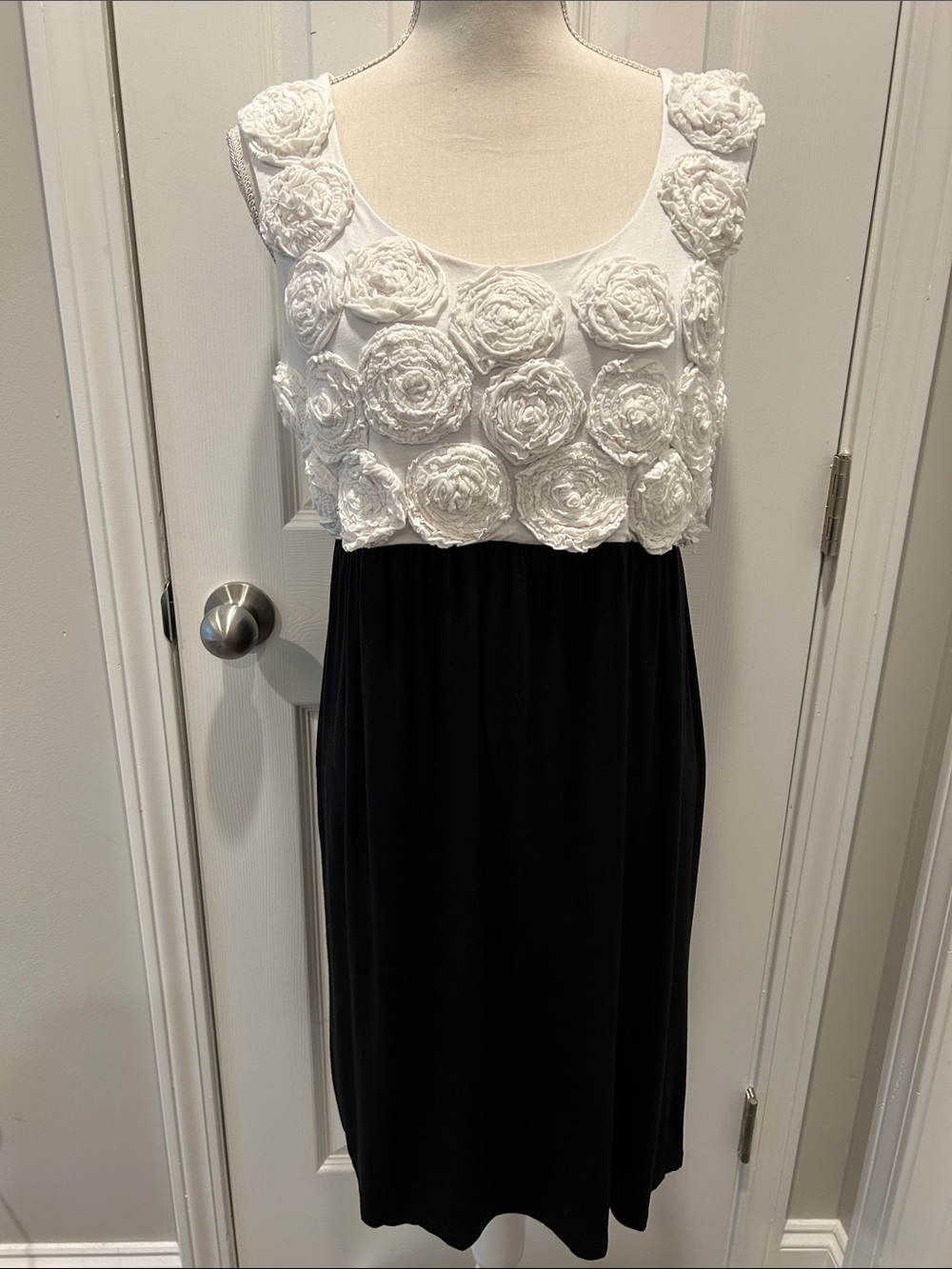 Small Style & Co. White Rosette Bodice Black Skirt Sleeveless Dress